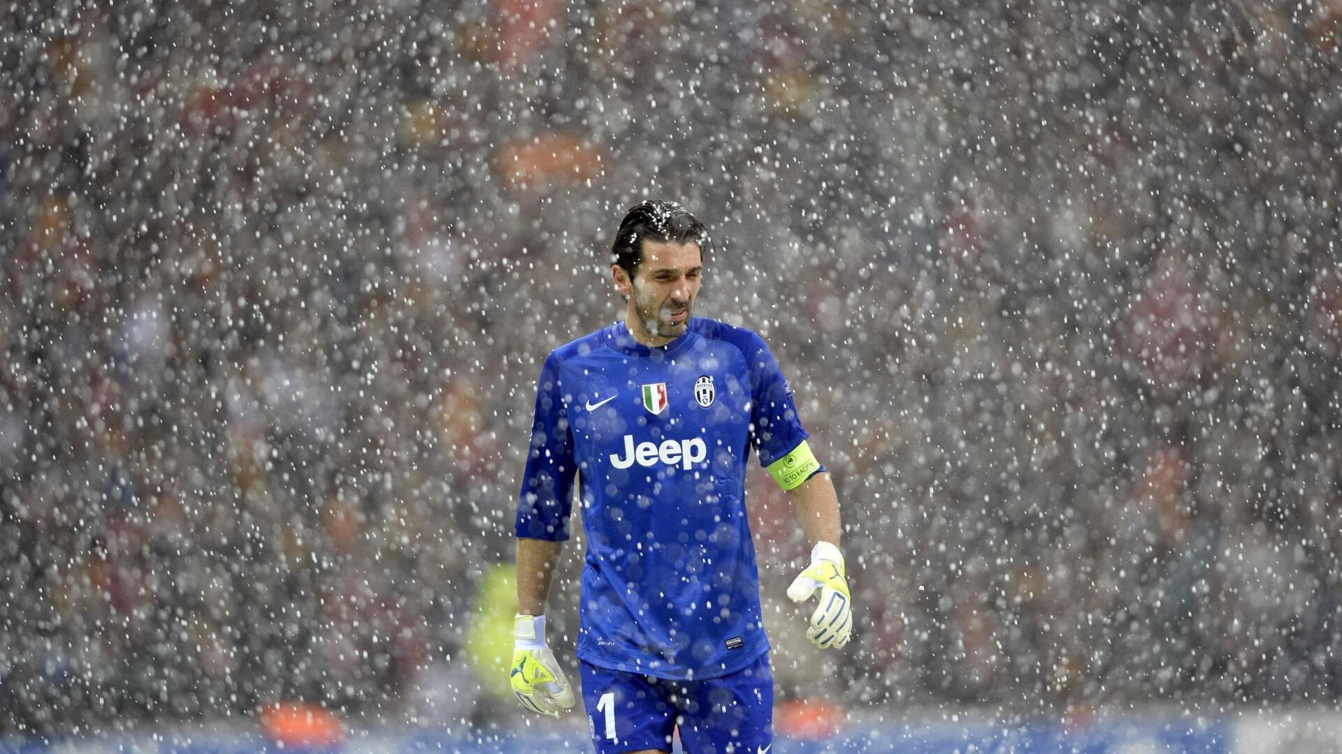 国际体坛巨星足球精彩瞬间：场上对决，踢足球的国际巨星