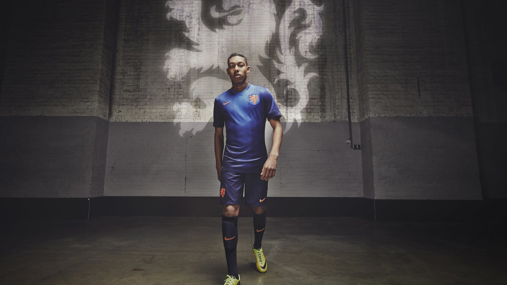 是否应将比赛转移至中立场进行，将比赛进行到底